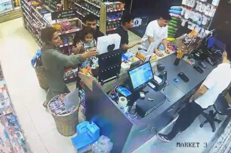 Benzin istasyonundaki bin 500 lira değerindeki oyuncağı çocuğuna çaldırdı