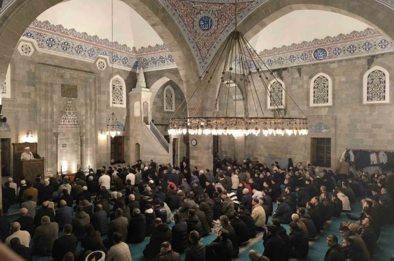 Beraat Kandili’nde camiler doldu taştı