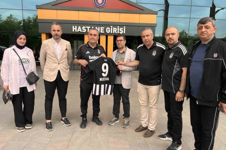 Beşiktaşlılardan saldırıda yaralanan öğrenci Mustafa Aslan’a anlamlı ziyaret