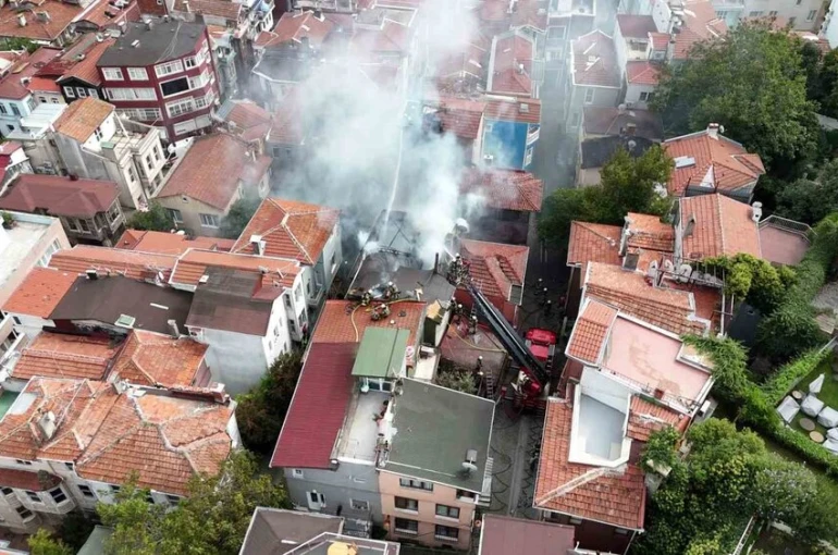 Beşiktaş’ta alevlere teslim olan 4 katlı ahşap bina çöktü: Yangın yan binaya sıçradı