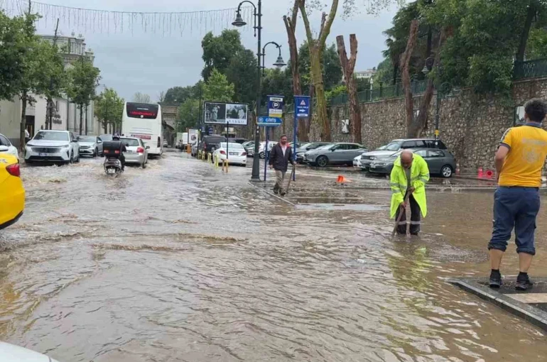 Beşiktaş’ta Çırağan Caddesi göle döndü: Sürücüler zor anlar yaşadı