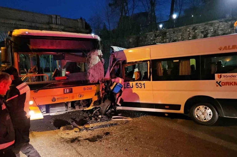 Beşiktaş’ta servis minibüsüyle İETT otobüsü kafa kafaya çarpıştı: 2 yaralı