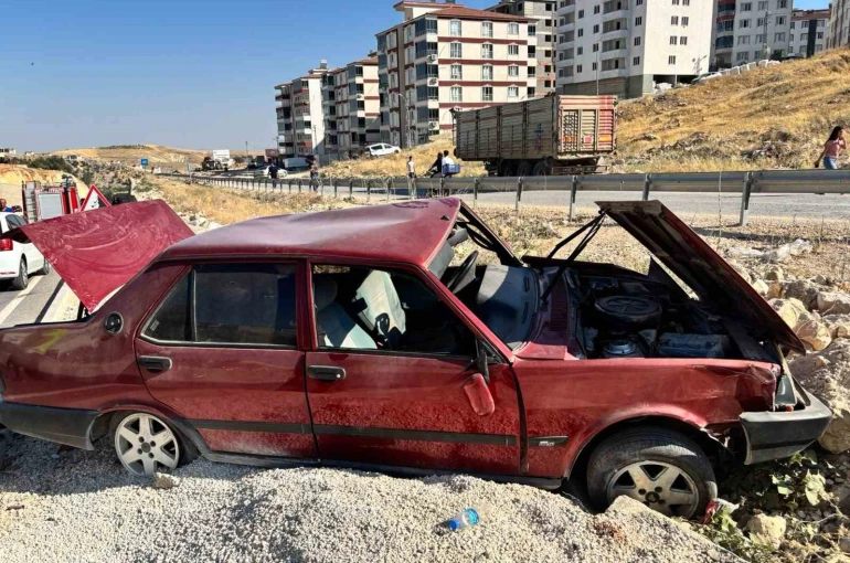 Besni’de kontrolden çıkan otomobil şarampole girdi: 1 yaralı