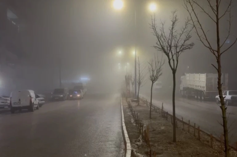 Besni’de sağanak ve sis etkili oldu