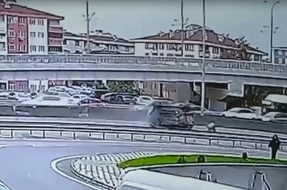 Beton bariyere çarpan otomobil devrilip sürüklendi, kaza anı kamerada