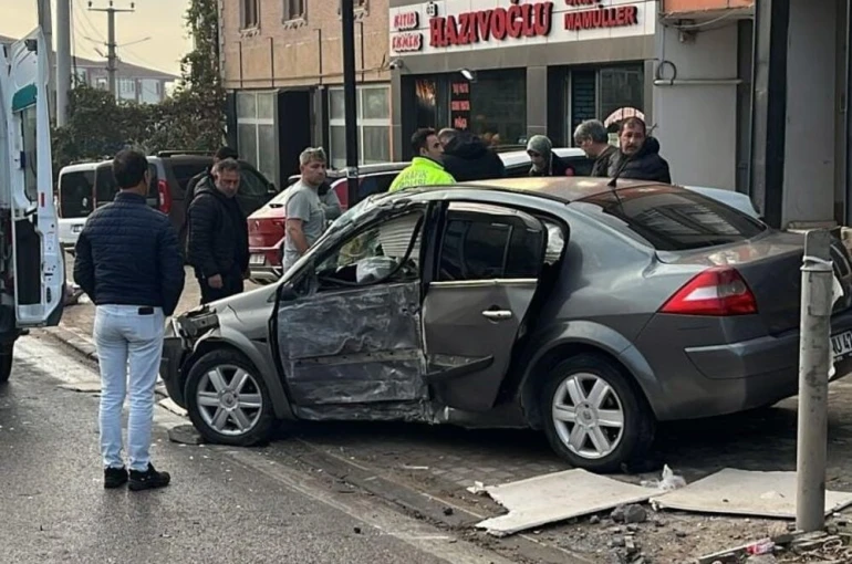 Beton direğe çarpan otomobil sürücüsü yaralandı