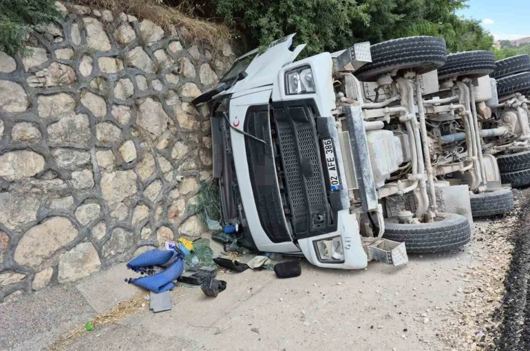 Beton mikseri devrildi: 1 ağır yaralı