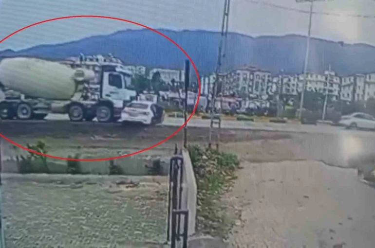 Beton mikserin metrelerce sürüklediği otomobil sürücüsü yaralandı