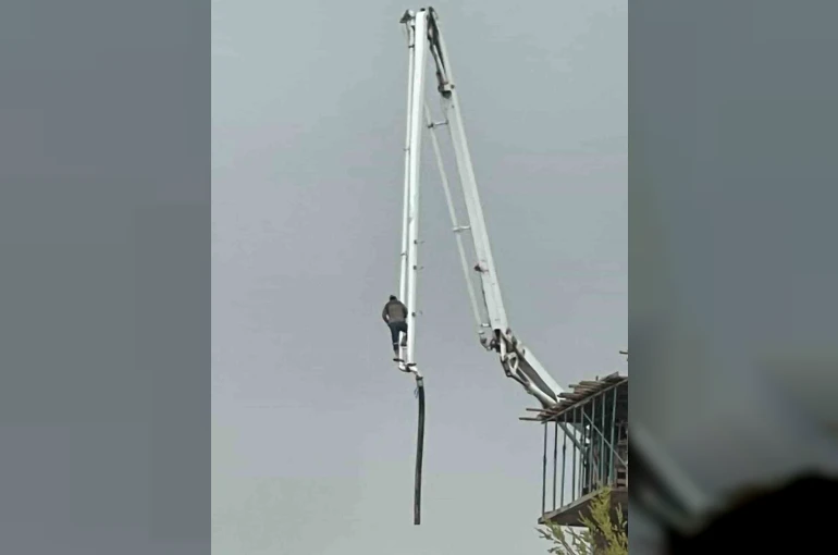 Beton pompasının üzerinde metrelerce yüksekliğe çıkan işçi, canını hiçe saydı 