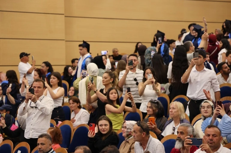 BEUN’da sağlık ordusunun yeni neferleri mezuniyet coşkusu yaşadı
