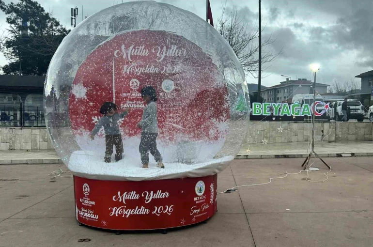 Beyağaçlılar yılbaşı hatıralarını dev kar küresiyle ölümsüzleşiyor