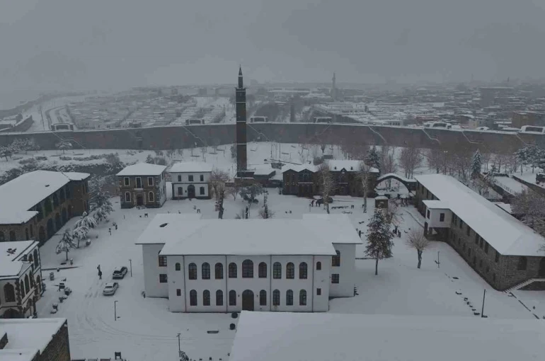 Beyaza bürünen 10 bin yıllık kent dronla görüntülendi