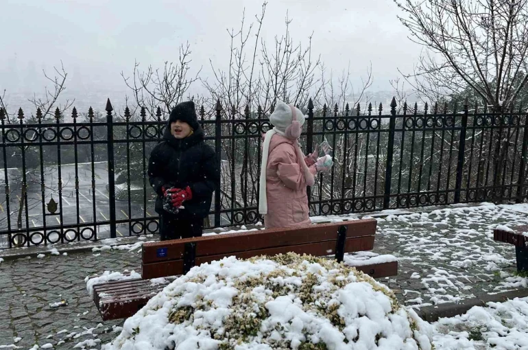 Beyaza bürünen Çamlıca’da kar topu savaşı görenleri gülümsetti