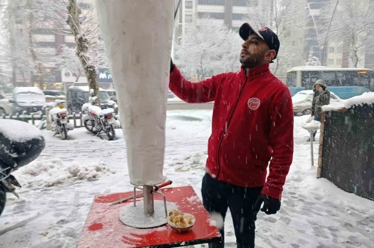 Beyaza bürünen Kahramanmaraş’ta ’karsambaç’ vazgeçilmez tatlı oldu