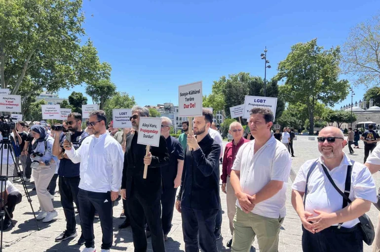 Beyazıt Meydanı’nda kruvaziyer gemisi protesto edildi