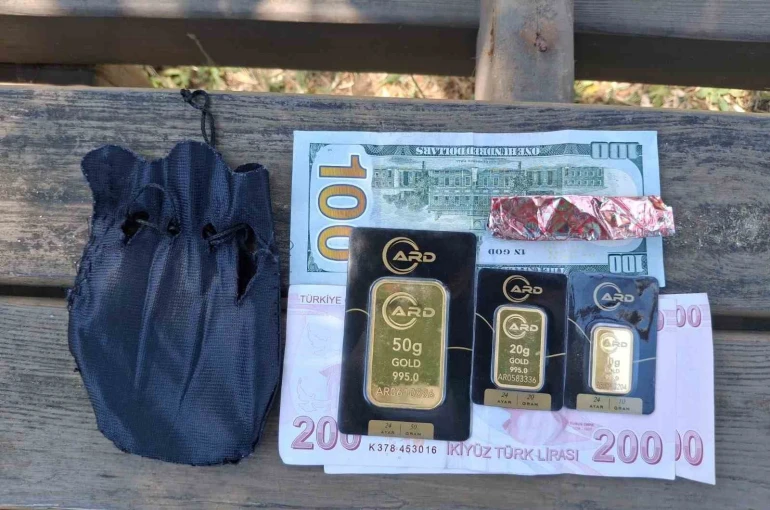 Beykoz Belediyesi personelinden örnek davranış: Plajda bulduğu altın dolu keseyi sahibine teslim etti