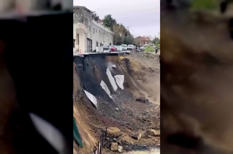 Beylikdüzü’nde bina inşaatının yapıldığı yolda göçme
