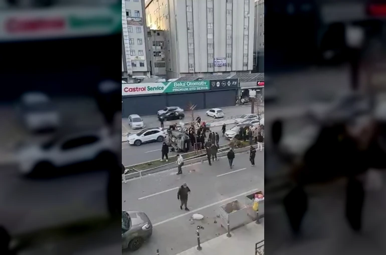 Beylikdüzü’nde direğe çarpan araç takla attı