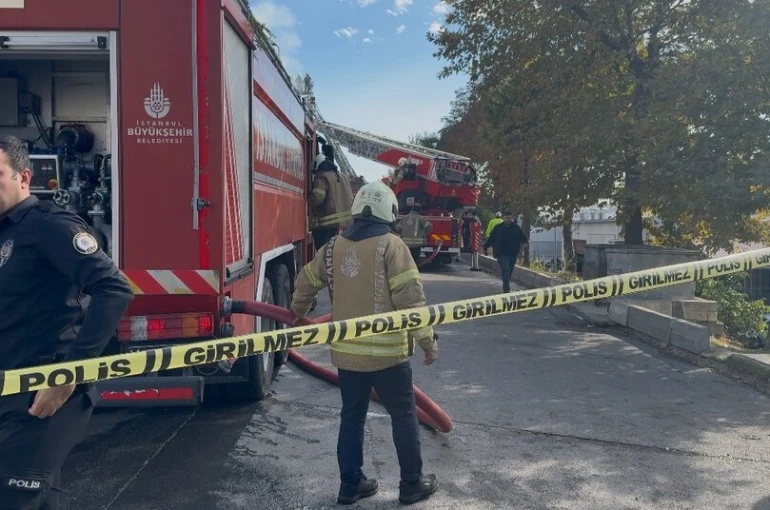Beylikdüzü’nde fabrika alev alev yandı 