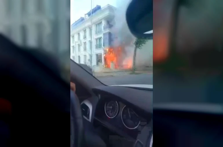 Beylikdüzü’nde iş yeri alevlere teslim oldu