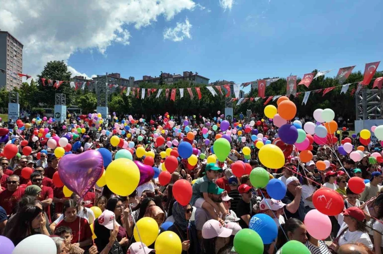 Beylikdüzü’nde kanseri yenen 9 yaşındaki Almira için binlerce balon gökyüzüne bırakıldı
