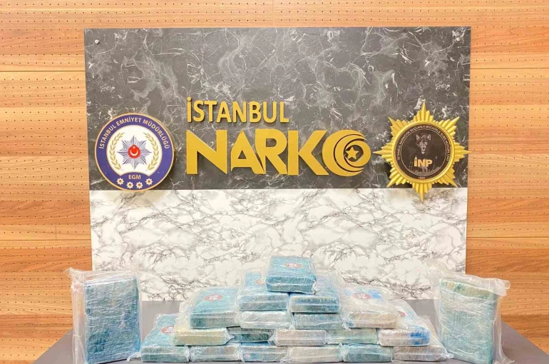 Beylikdüzü’nde taksinin bagajındaki valizde 23 kilogram kokain bulundu: 4 gözaltı 