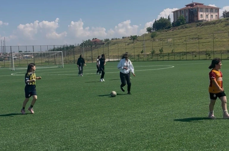 Beylikova Gençlik ve Spor İlçe Müdürlüğü tarafından ücretsiz kız futbol kursu açıldı