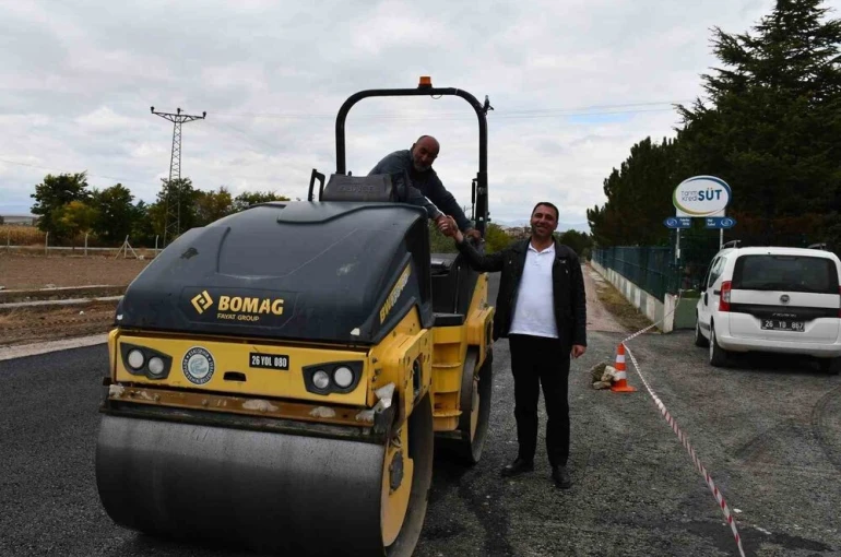 Beylikova Tarım Kredi Süt Fabrikası yolları sıcak asfaltla yenilendi