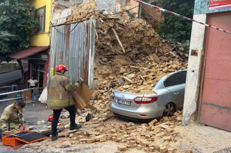 Beyoğlu’nda 2 katlı metruk bina çöktü