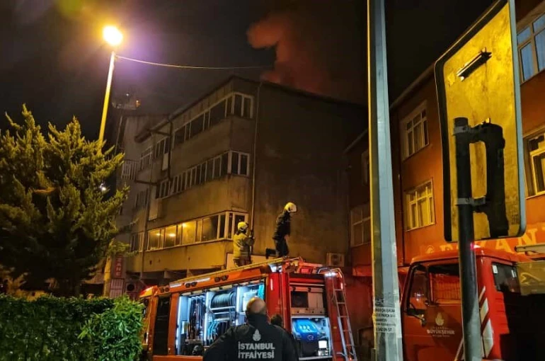 Beyoğlu’nda 4 katlı binanın çatısı alev alev yandı: Vatandaşlar tahliye edildi