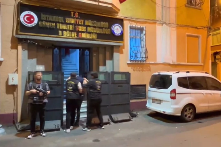 Beyoğlu’nda bir şahsın cebinden telefon çalan şüpheli kısa sürede yakalandı