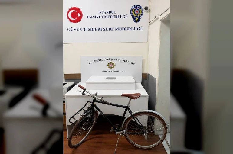 Beyoğlu’nda bisiklet çalan hırsız kamerada