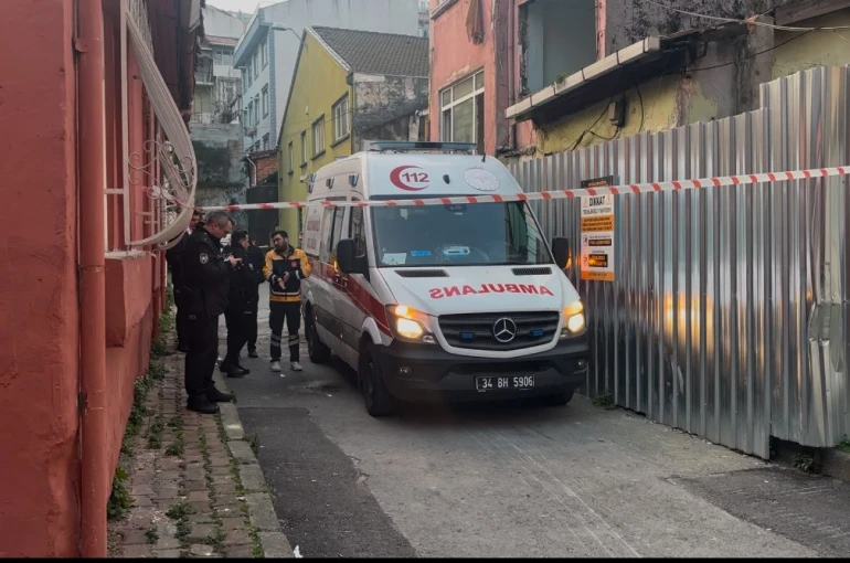 Beyoğlu’nda çıkan yangında 1 yaşındaki bebek hayatını kaybetti, 2 kişi yaralandı