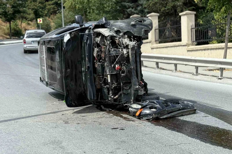 Beyoğlu’nda lüks cip aydınlatma direğine çarpıp yan yattı: Sürücü yaralandı