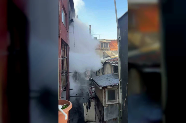 Beyoğlu’nda yangında mahsur kalan 2 kişi itfaiye ekiplerince kurtarıldı