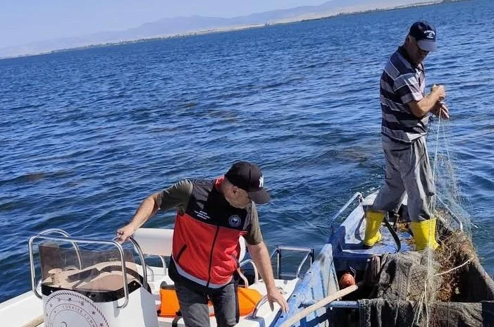 Beyşehir'de hem gölden hem karadan denetimler