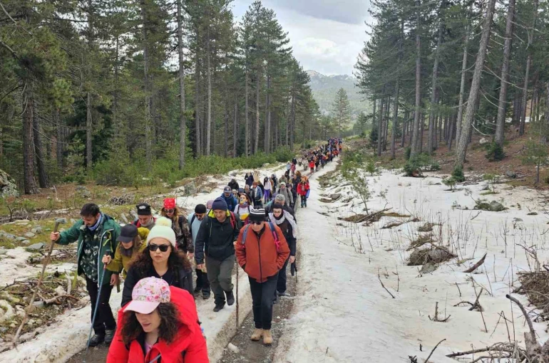 Beyşehir’de karda doğa yürüyüşü coşkusu 