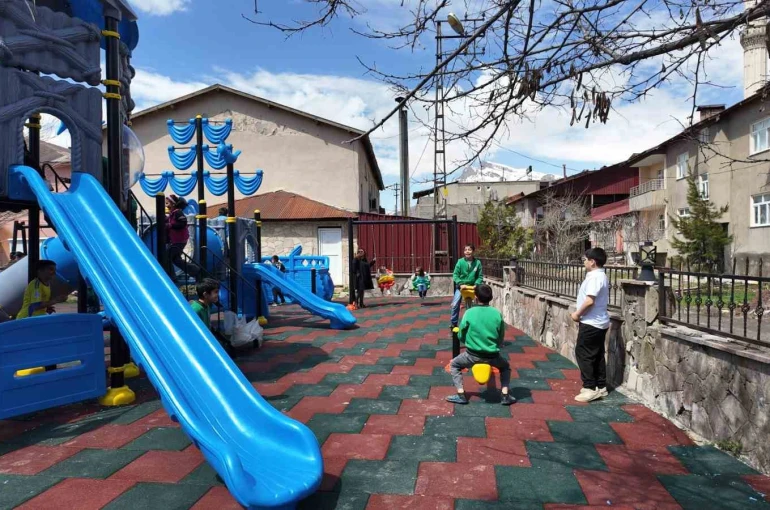 Beytüşşebap Kaymakamı Taşkıran, çocuklar için oyun parkı kurdu