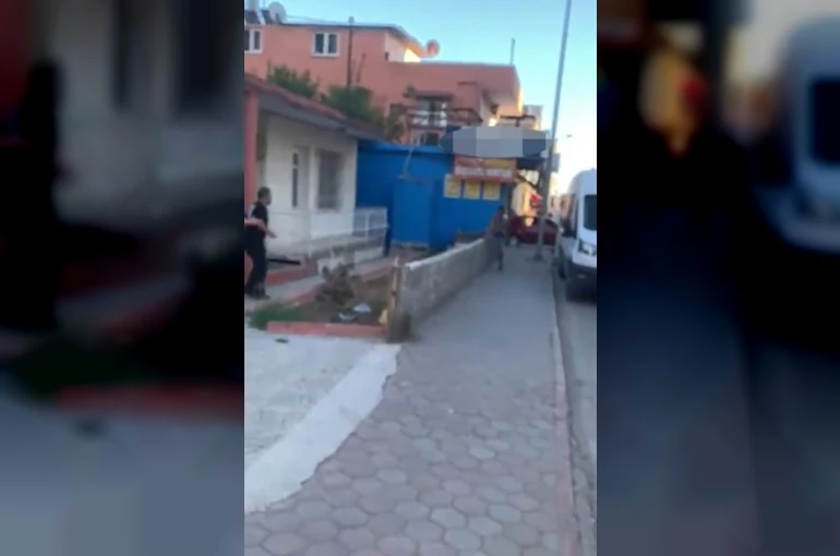 Bıçaklandıktan sonra duvardan atlayıp kaçmaya çalıştı: O anlar kameraya yansıdı 