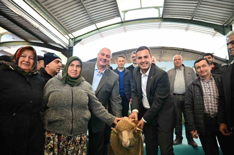 Bigadiçli üreticinin yüzünü Başkan Akın güldürdü