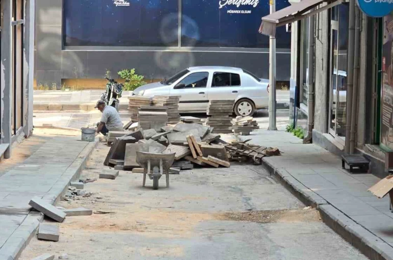 Bilecik’te 1 haftadır bitmeyen kaldırım yapımı esnafı çileden çıkardı
