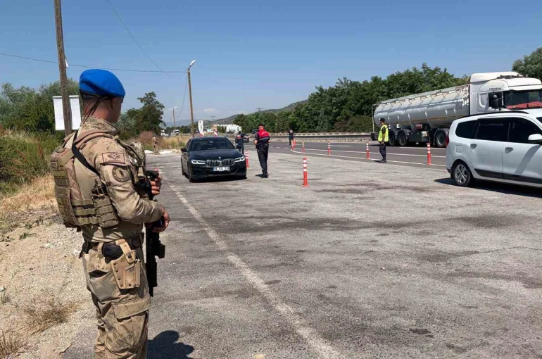 Bilecik’te 9 yoklama kaçağıyla hacizli araç yakalandı