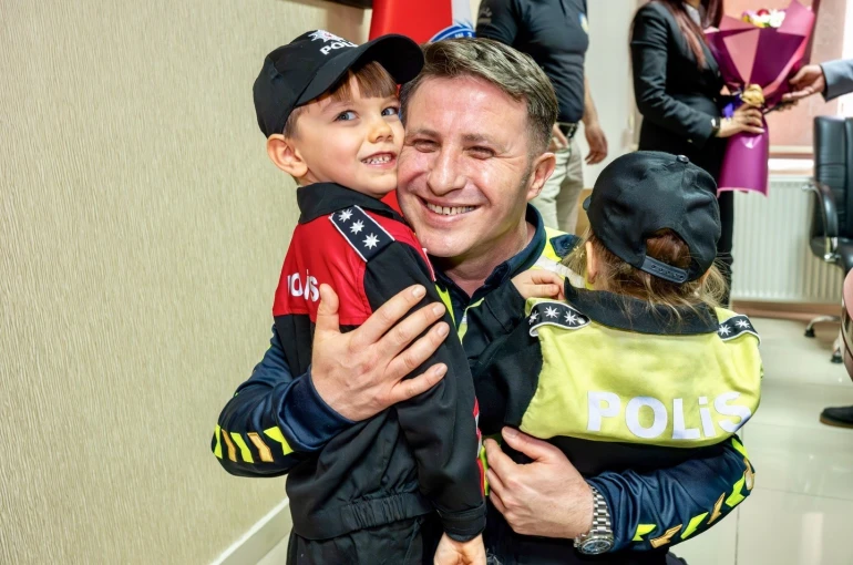 Bilecik’te anaokulu öğrencilerinden polislere 181’inci yıl sürprizi