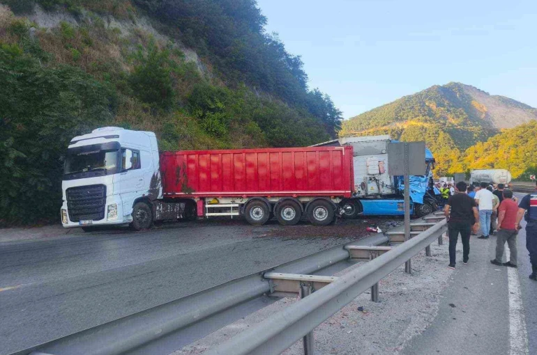Bilecik’te aynı istikamette seyreden 2 tır çarpıştı, 1 kişi yaralandı