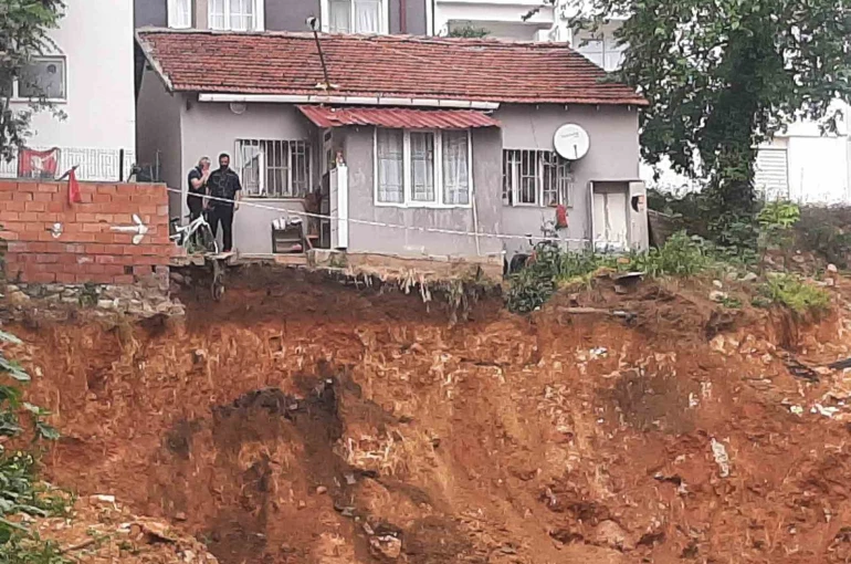 Bilecik’te bir ev toprak kayması ihtimaline karşı tahliye edildi