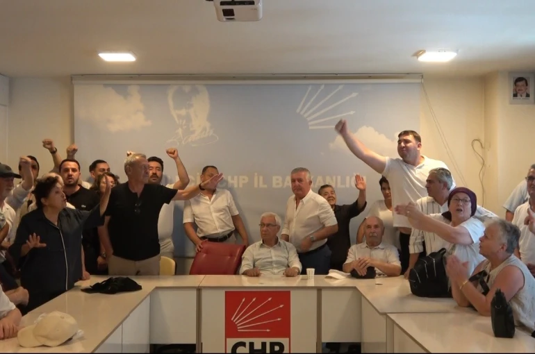 Bilecik’te CHP binasında gergin anlar