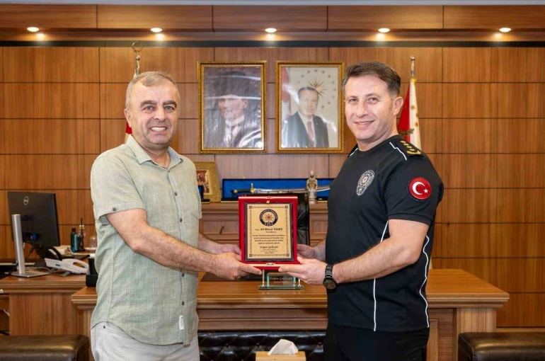 Bilecik’te emekli olan polis memuru Taner’e plaket takdim edildi