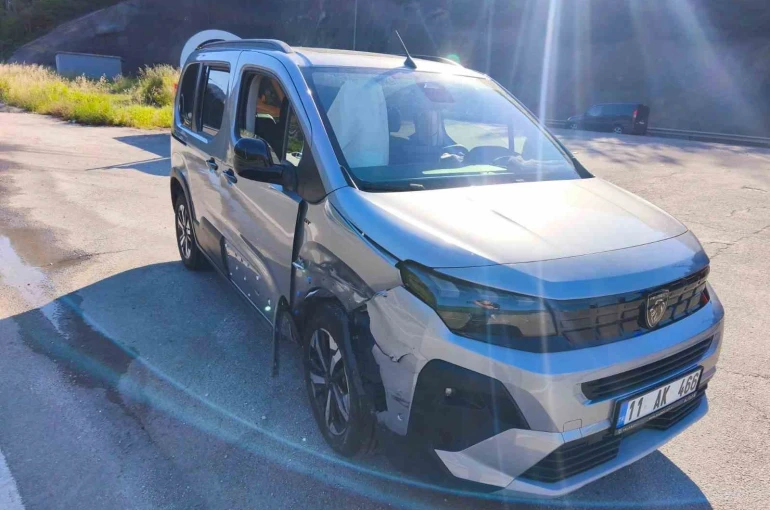 Bilecik’te iki otomobil çarpıştı: 4 yaralı