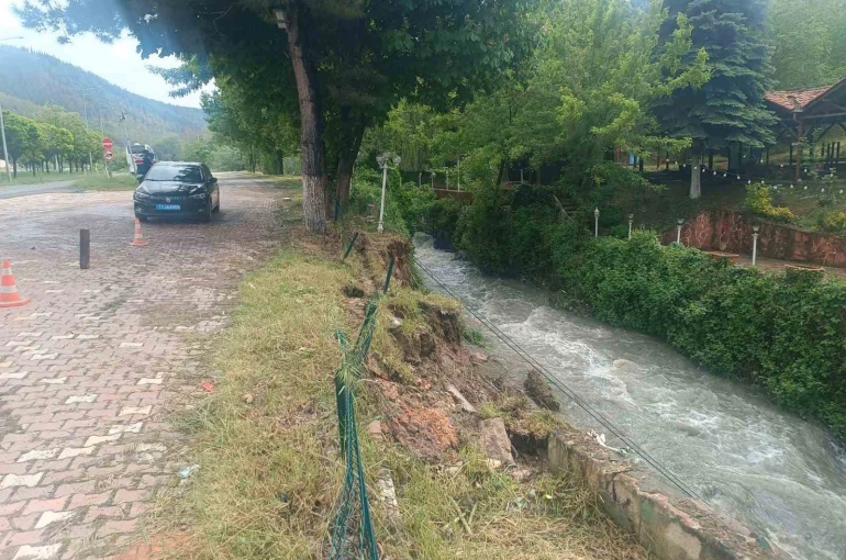 Bilecik’te istinat duvarı çöktü, toprak kayması meydana geldi