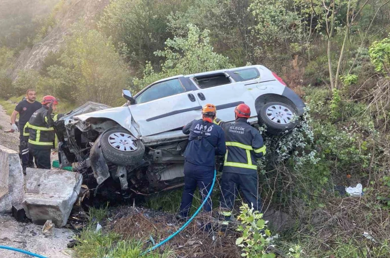 Bilecik’te kamyonet şarampole uçtu, araçta sıkışan sürücü kurtarıldı